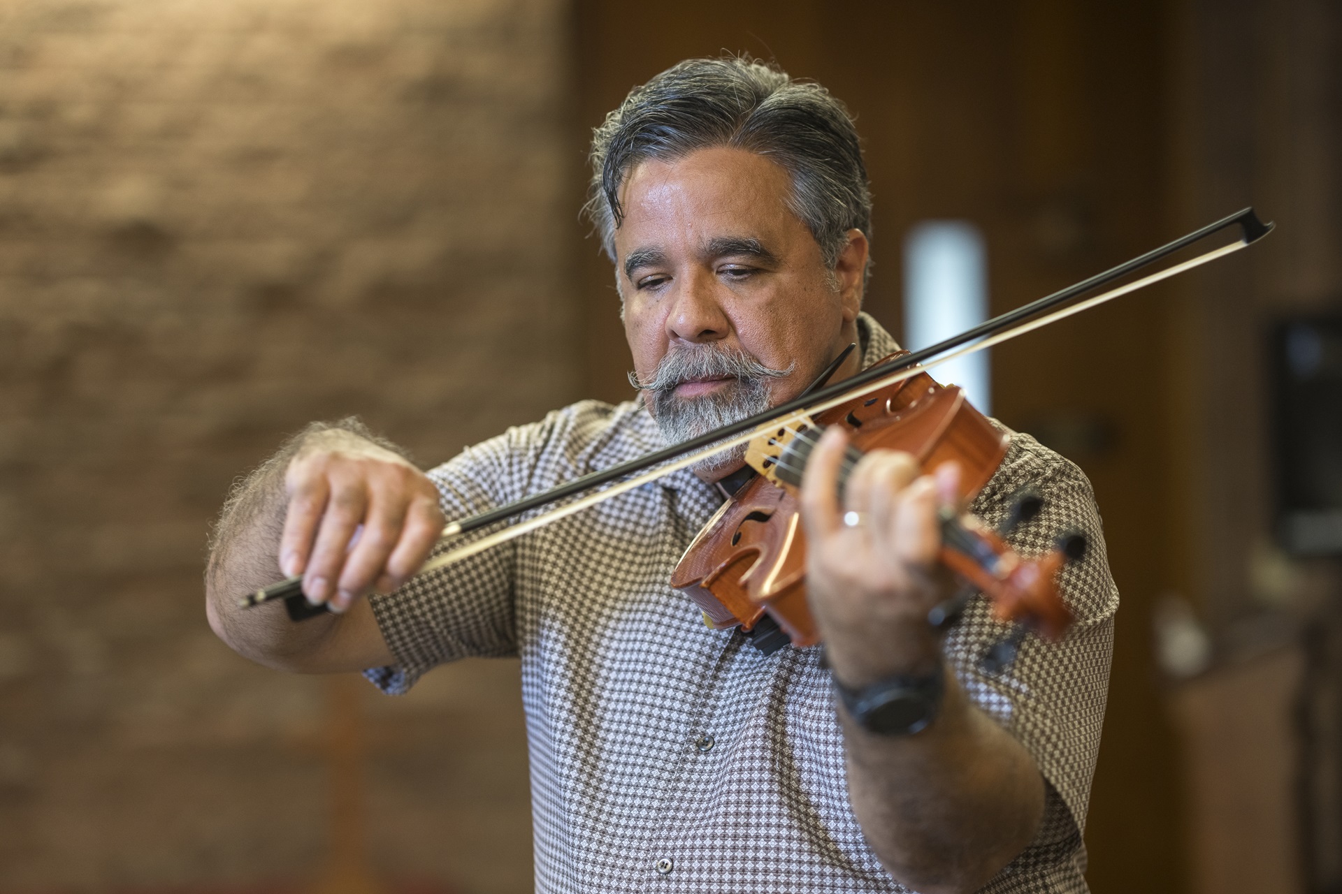Raphael Pazo playing the violin